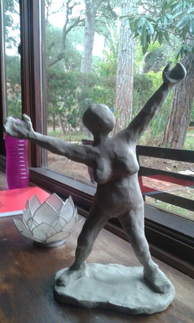 Escultura de arcilla persona en expansión