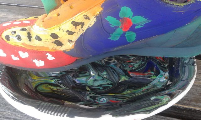 Expresando mi nueva manera de caminar, pintura sobre zapato