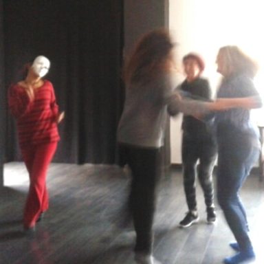 Jugando adultos a través del teatro