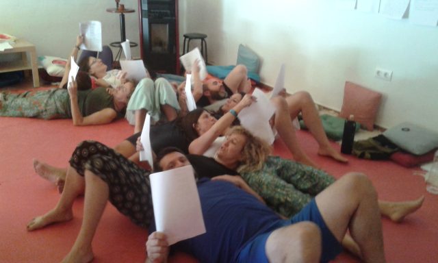 Cantando apoyados unos en otros, sintiendo la vibración y el movimiento interno